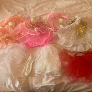 LOT OF BARBIE CLOTHES/DRESSES